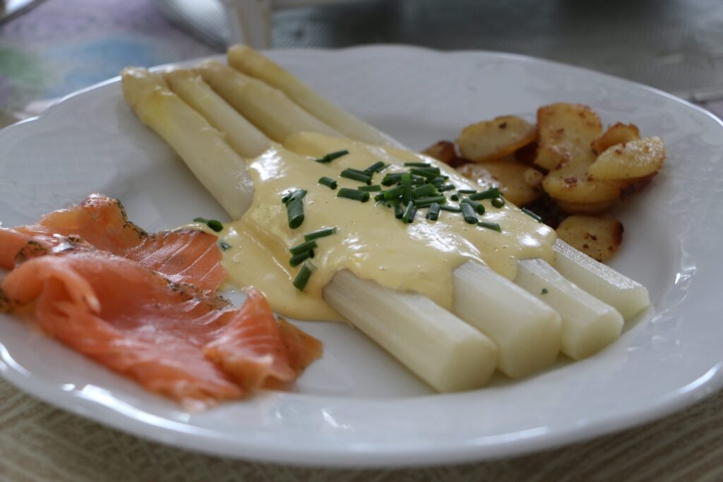 Sparris m rökt lax, hollandaise och stekt potatis